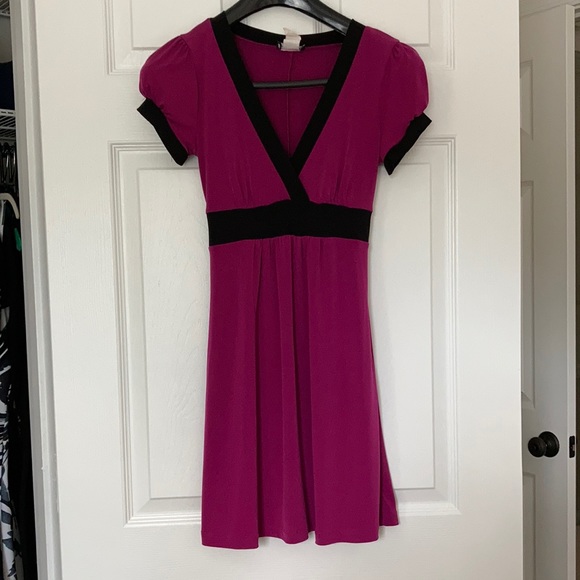 Short Sleeve V-neck Dress - Picture 1 of 8